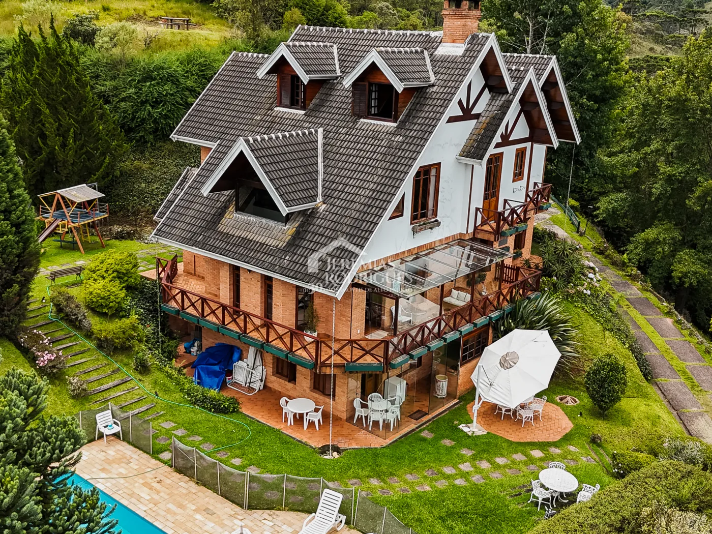 Casa à venda com 5 dormitórios no Condomínio Residencial Gran Ville em Campos do Jordão/SP.