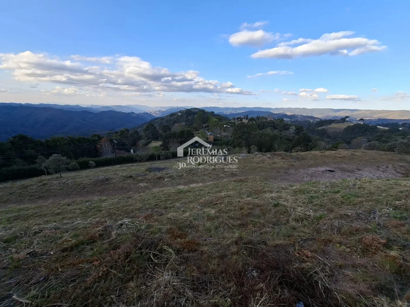 Terreno à venda no Condomínio Pedra do Fogo em Campos do Jordão/SP.