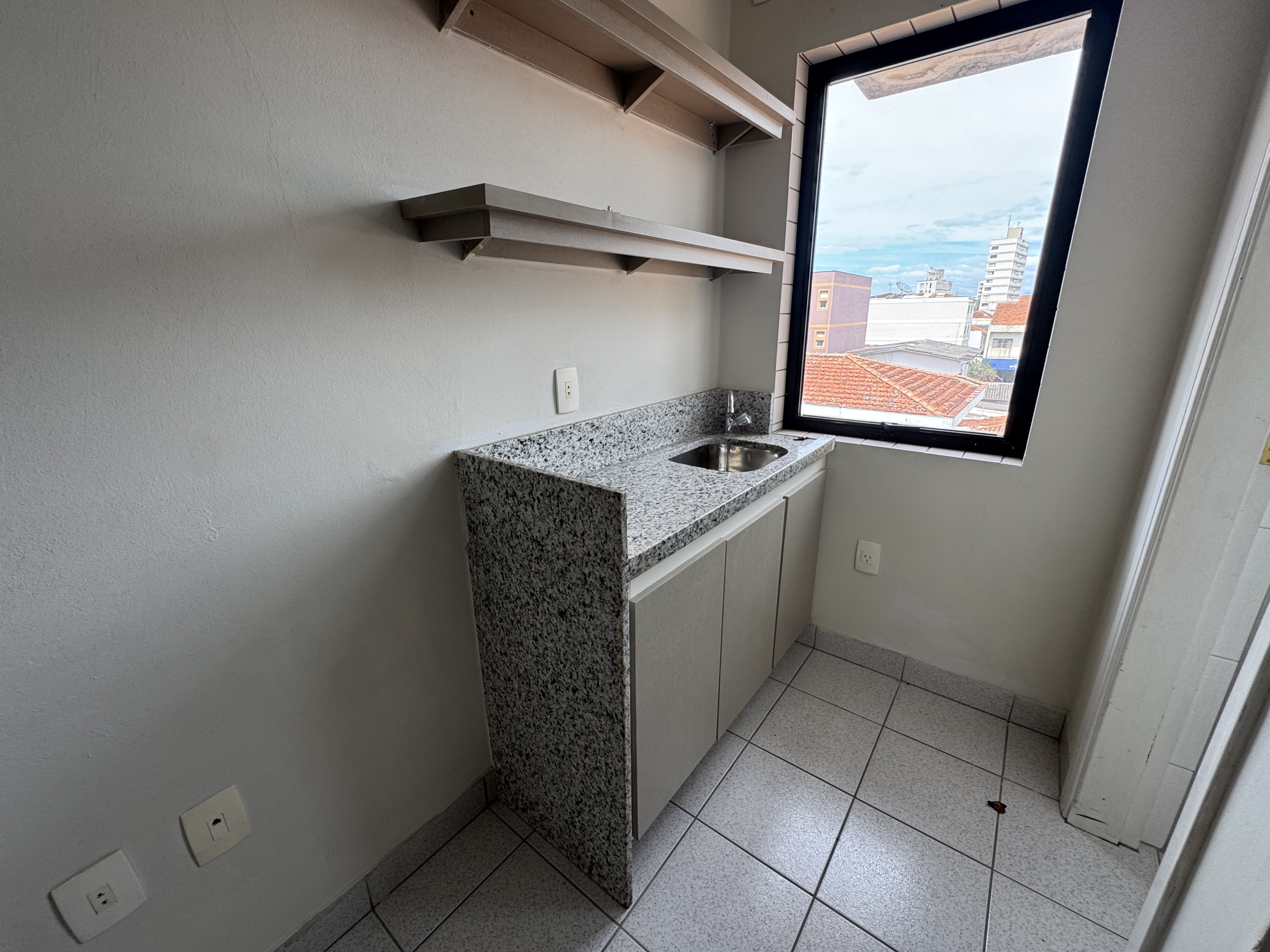 Prédio comercial para venda e locação no Centro em Pindamonhangaba/SP. 