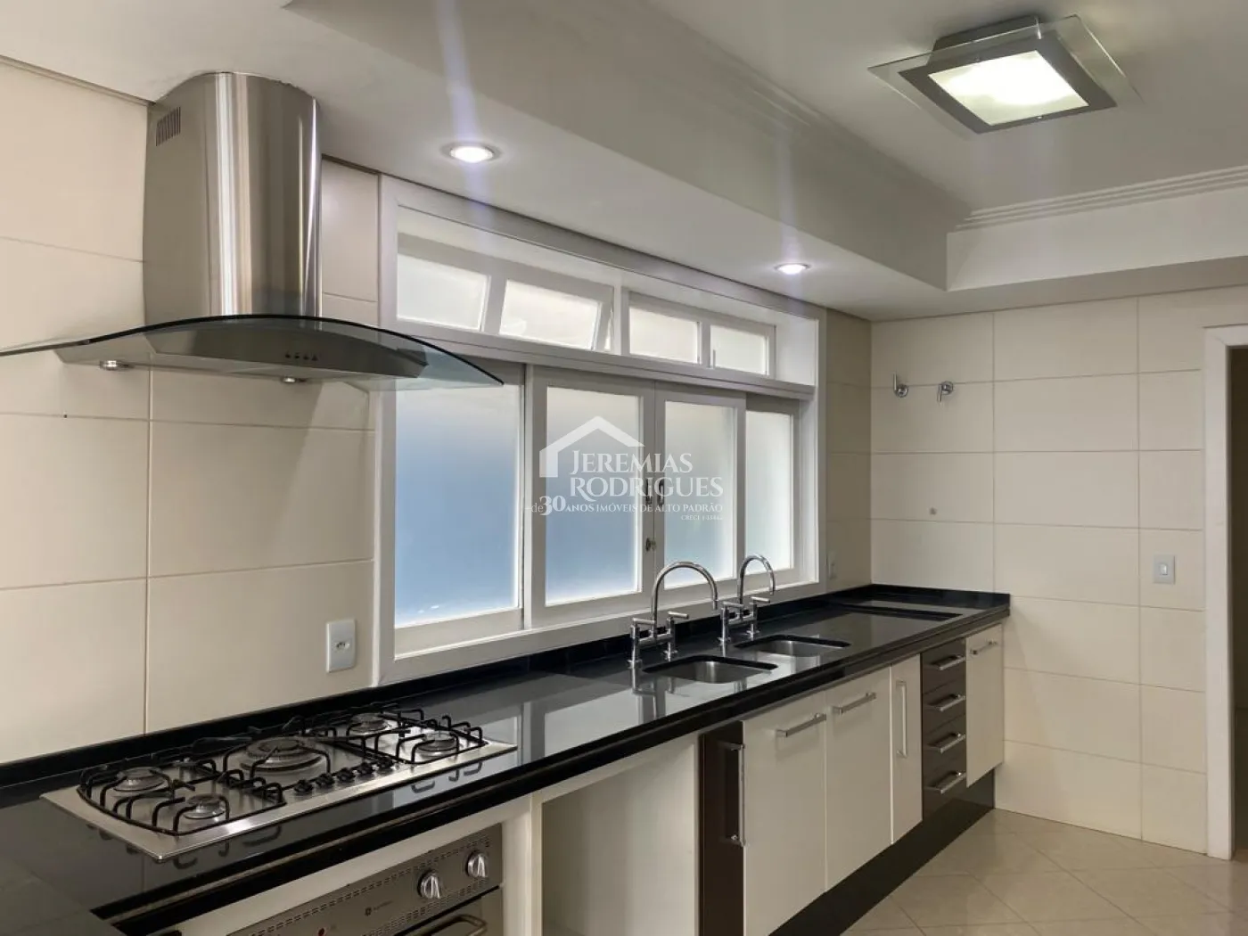 Casa à venda com 4 suítes no Condomínio Taubaté Village em Taubaté/SP. 