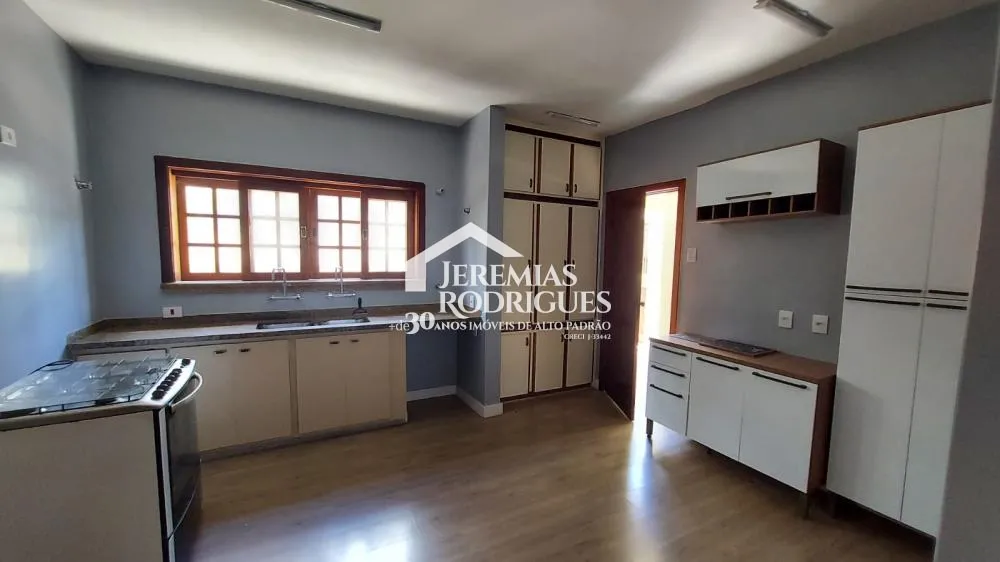 Casa térrea com 5 dorm - Condomínio Village Paineiras.