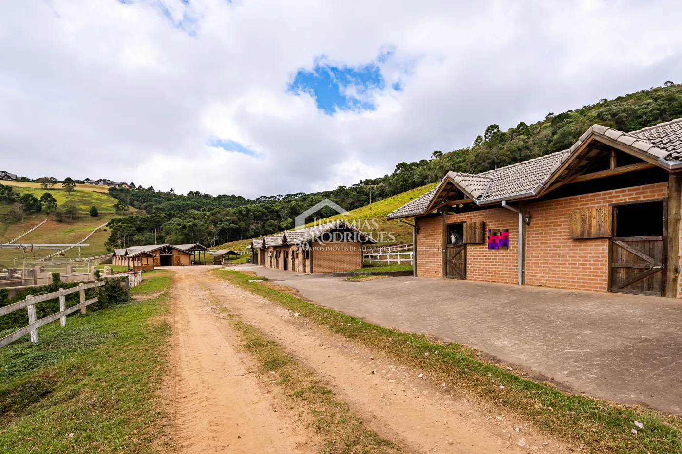 Fazenda com 2.904.000 m² - Sapucaí-Mirim - MG