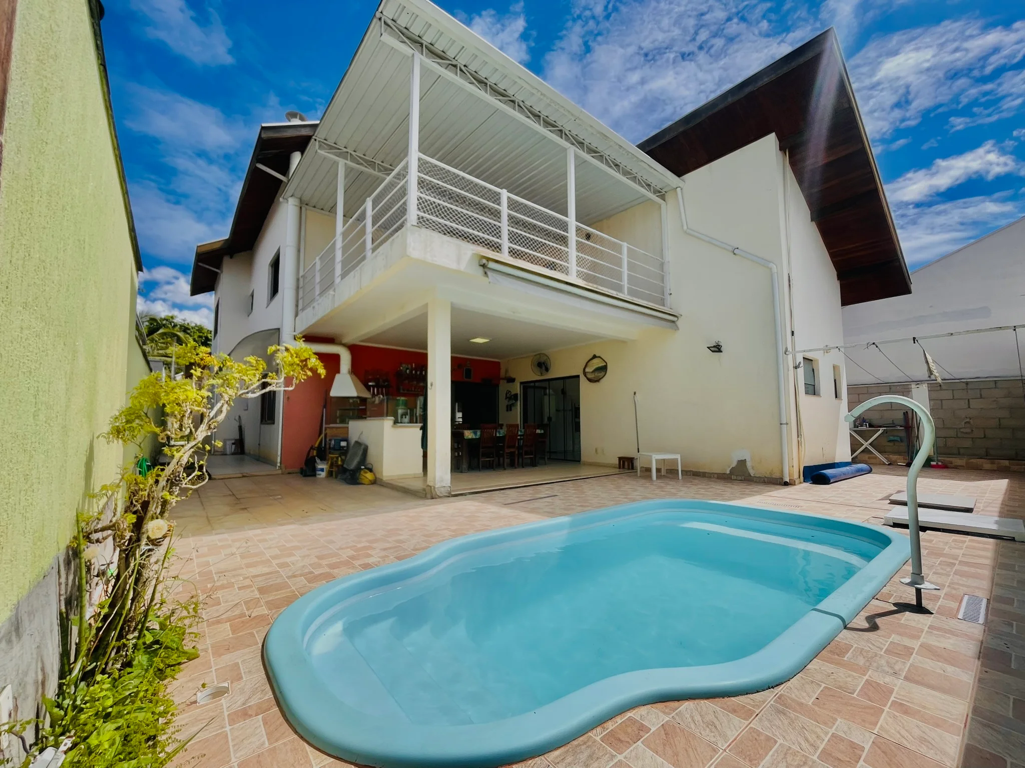 Casa à venda com 4 dormitórios no Condomínio Real Ville em Pindamonhangaba/SP. 