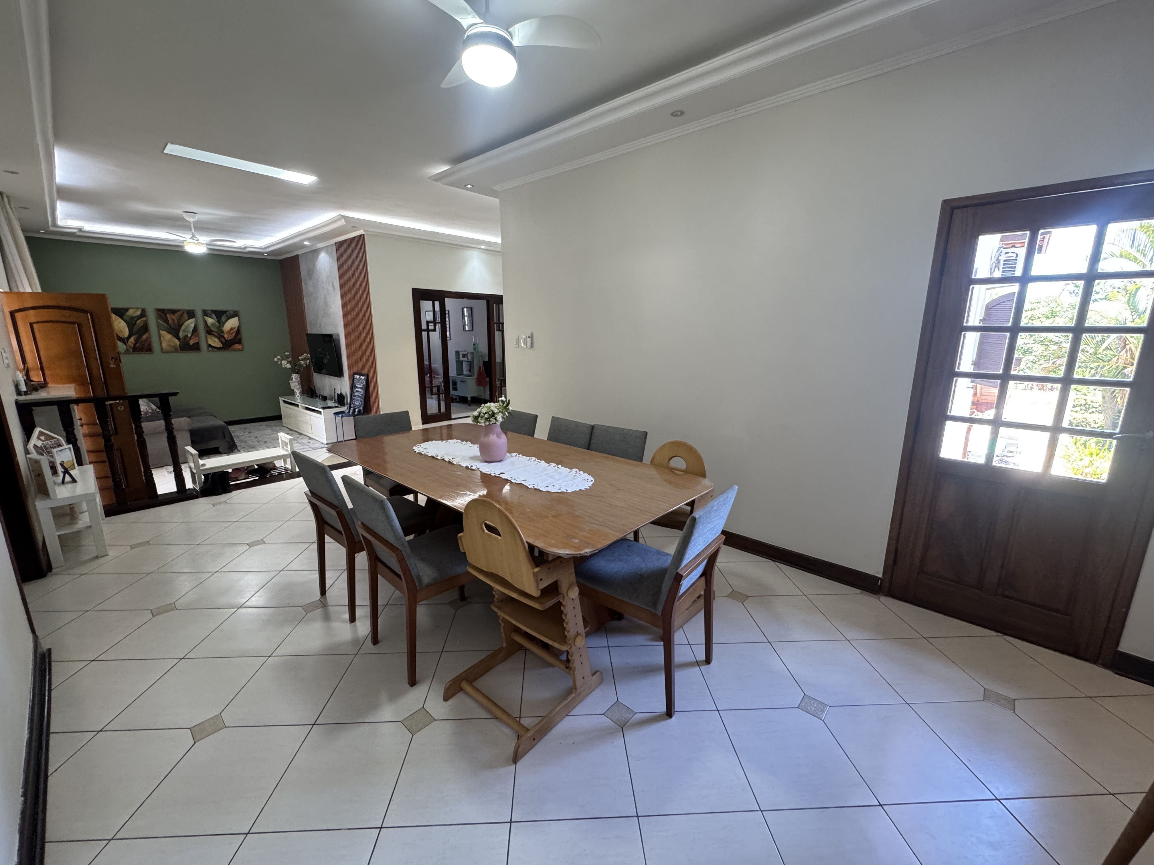 Casa à venda com 4 dormitórios no Condomínio Village Paineiras em Pindamonhangaba/SP.