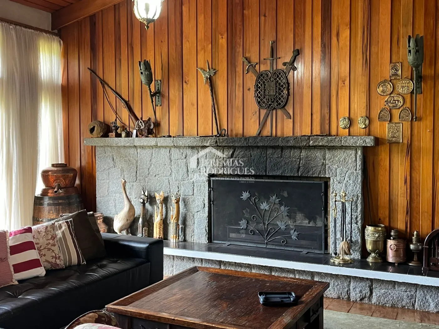 Casa para venda com 3 dormitórios no Jardim do Embaixador em Campos do Jordão/SP