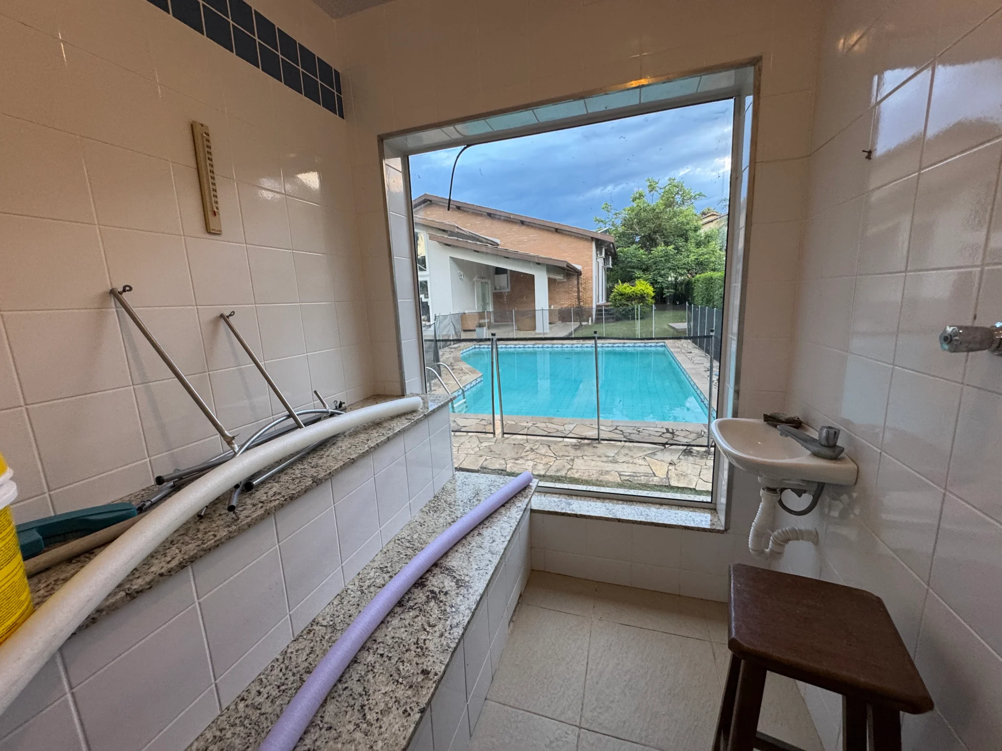 Casa à venda com 5 dormitórios no Condomínio Villlage Paineiras em Pindamonhangaba/SP. 