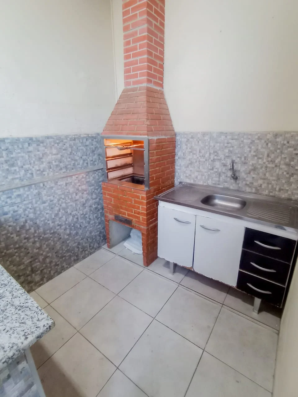 Casa para locação com 2 dormitórios no bairro Mombaça em Pindamonhangaba/SP. 