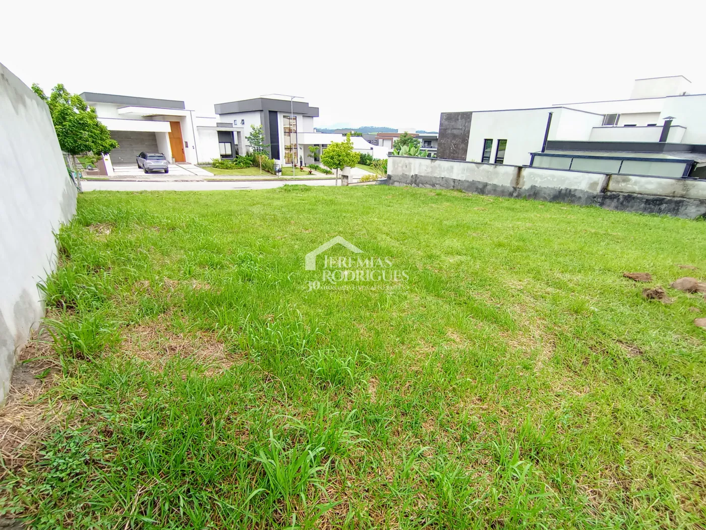 Terreno à venda com 451 m² no Condomínio Monte Carlo em São José dos Campos/SP.