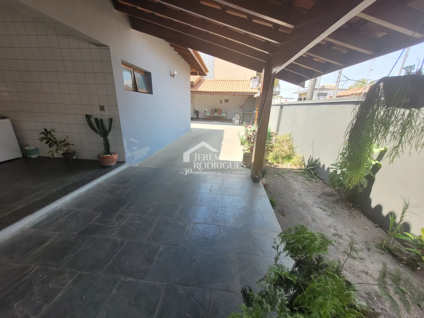 Casa para venda e locação com 3 dormitórios no Parque São Domingos em Pindamonhangaba/SP.