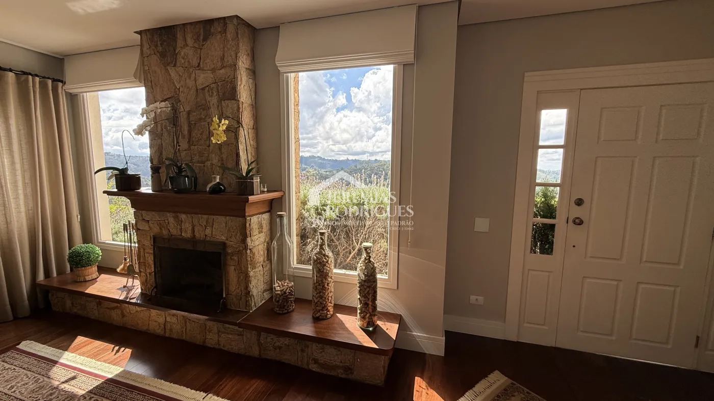 Casa à venda com 4 suítes no Condomínio Jardim Monte Belo em Campos do Jordão/SP.