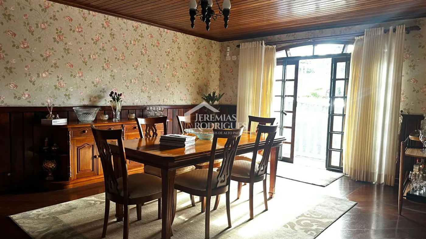 Casa para venda com 3 suítes no bairro Vila Ondina em Campos do Jordão/SP