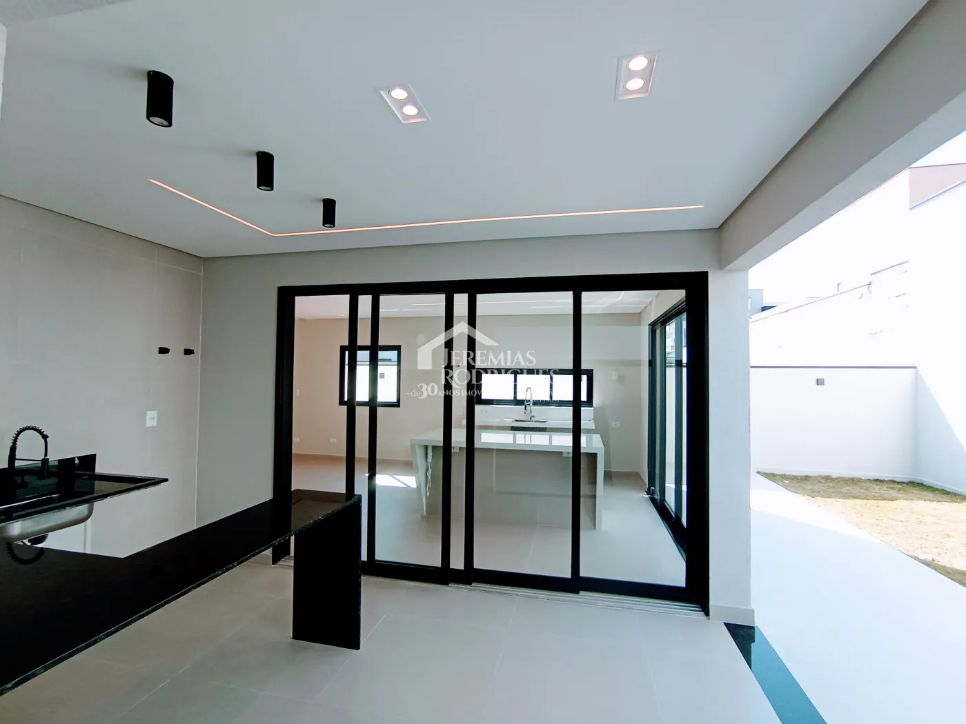 Casa à venda com 3 dormitórios no Condomínio Malibu em Caçapava/SP.