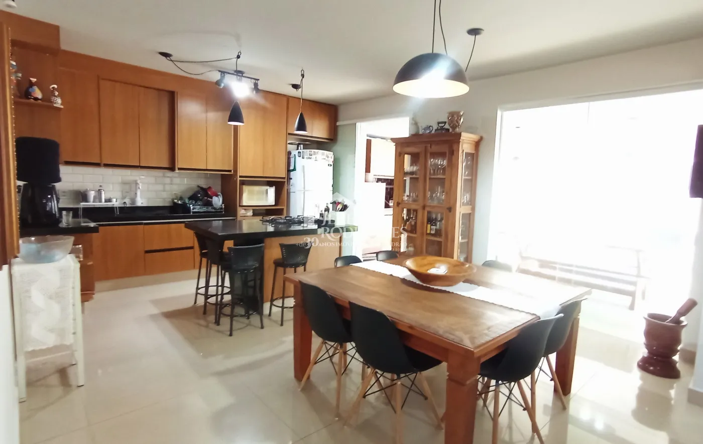 Casa à venda com 3 suítes no Condomínio Moema Ville em Pindamonhangaba/SP.