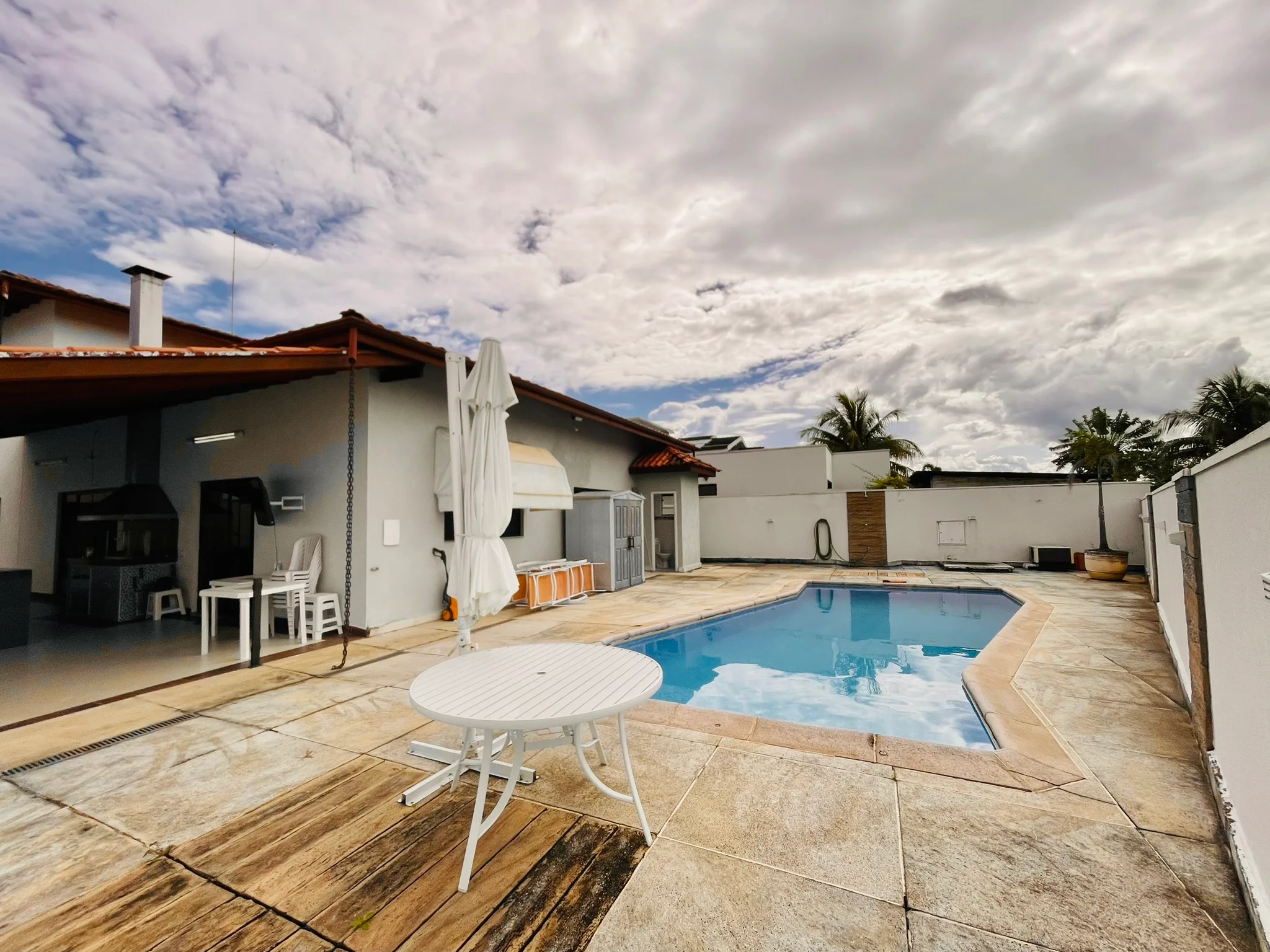 Casa à venda com 4 dormitórios no Condomínio Colonial Village I em Pindamonhangaba/SP. 