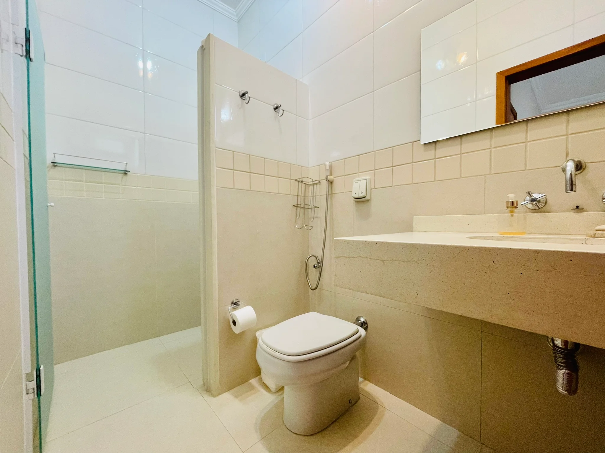 Casa à venda com 4 dormitórios no Condomínio Jardim Oásis em Taubaté/SP. 