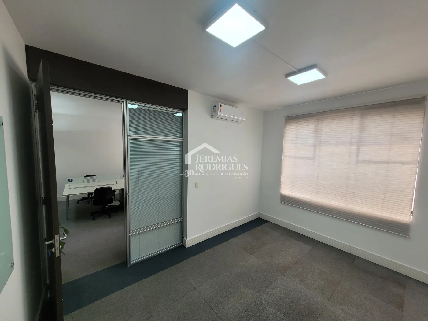 Três salas comerciais com 300 m² no Edifício Village Coworking em Pindamonhangaba/SP.