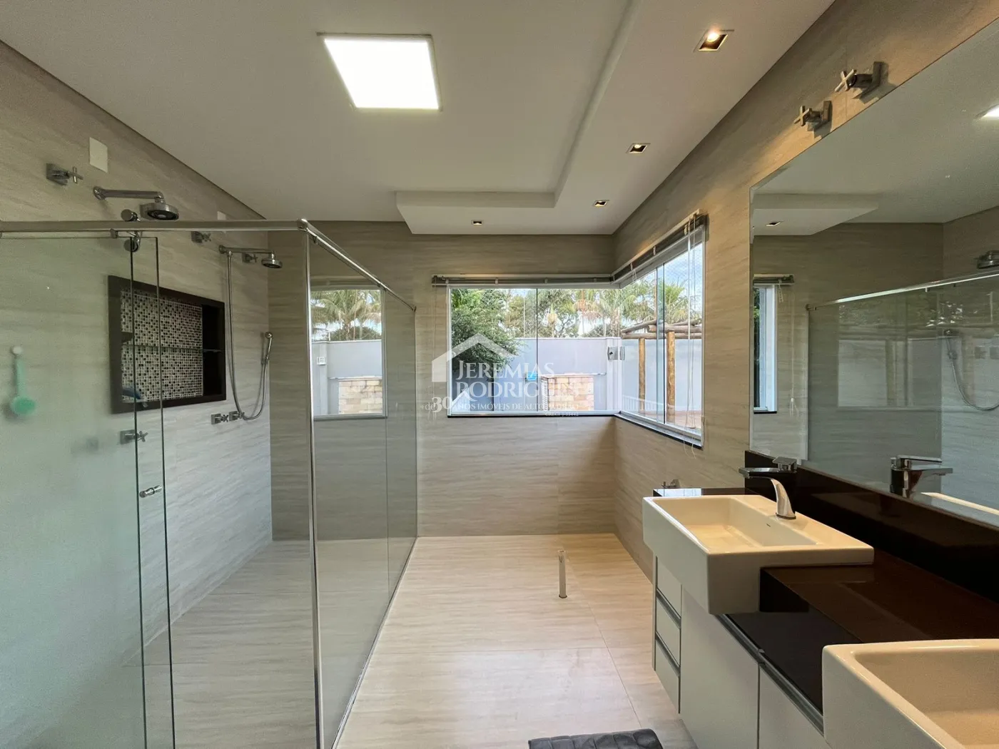 Casa assobradada à venda com 4 dormitórios no Condomínio Residencial Eldorado, em Tremembé/SP.