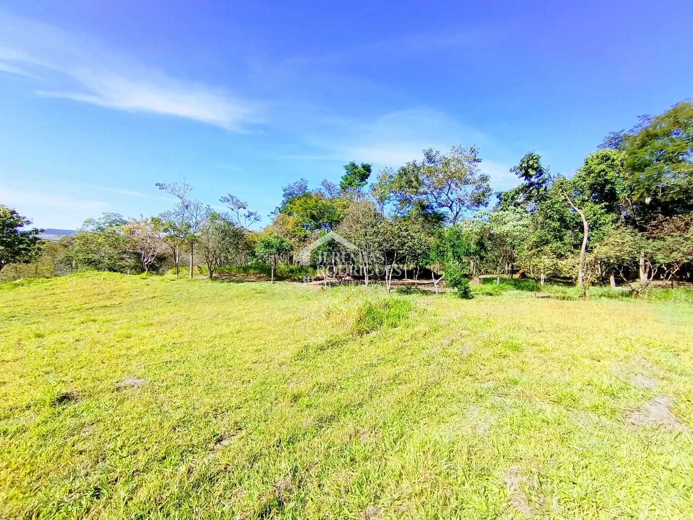 Terreno à venda com 1.159 m² no Condomínio Altos do Cataguá em Taubaté/SP.