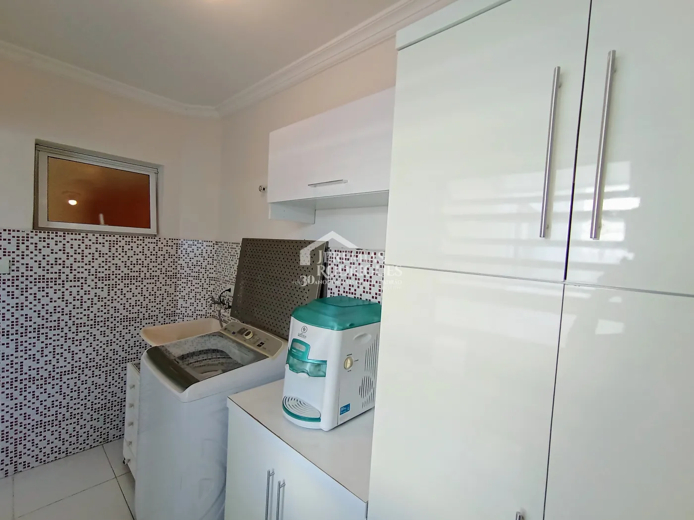Casa assobradada com 3 suítes - Condomínio Jardim Oásis - Taubaté/SP.