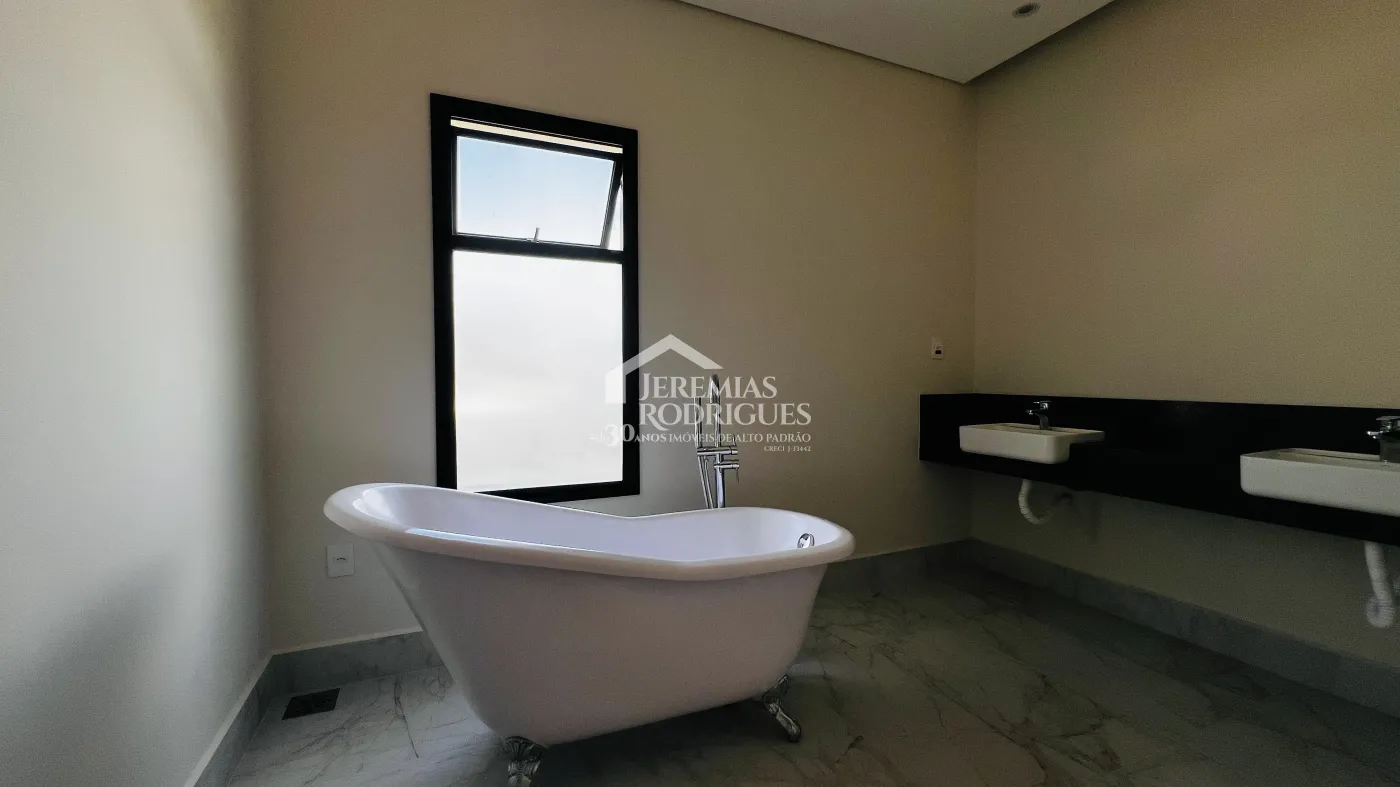 Casa assobradada à venda com 3 suítes no Condomínio e Ouro Ville em Taubaté/SP.