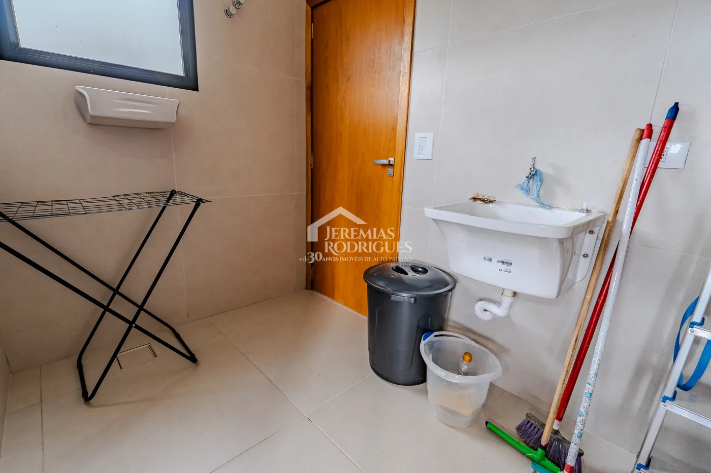 Casa à venda térrea com 2 suítes no Condomínio Parque da Mantiqueira em Santo Antônio do Pinhal/SP.