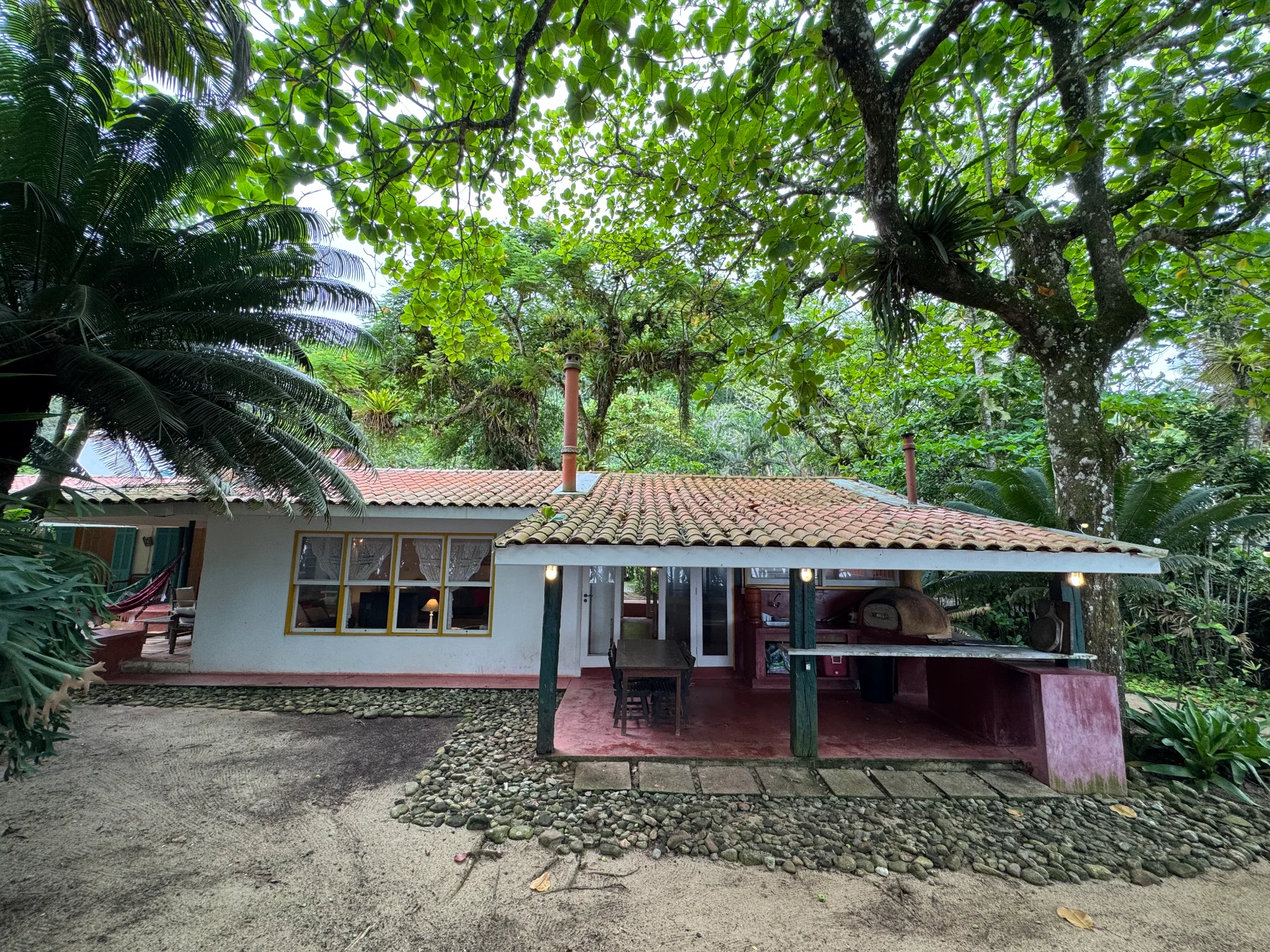 Casa à venda com 5 dormitórios na Praia Vermelha do Centro em Ubatuba/SP. 