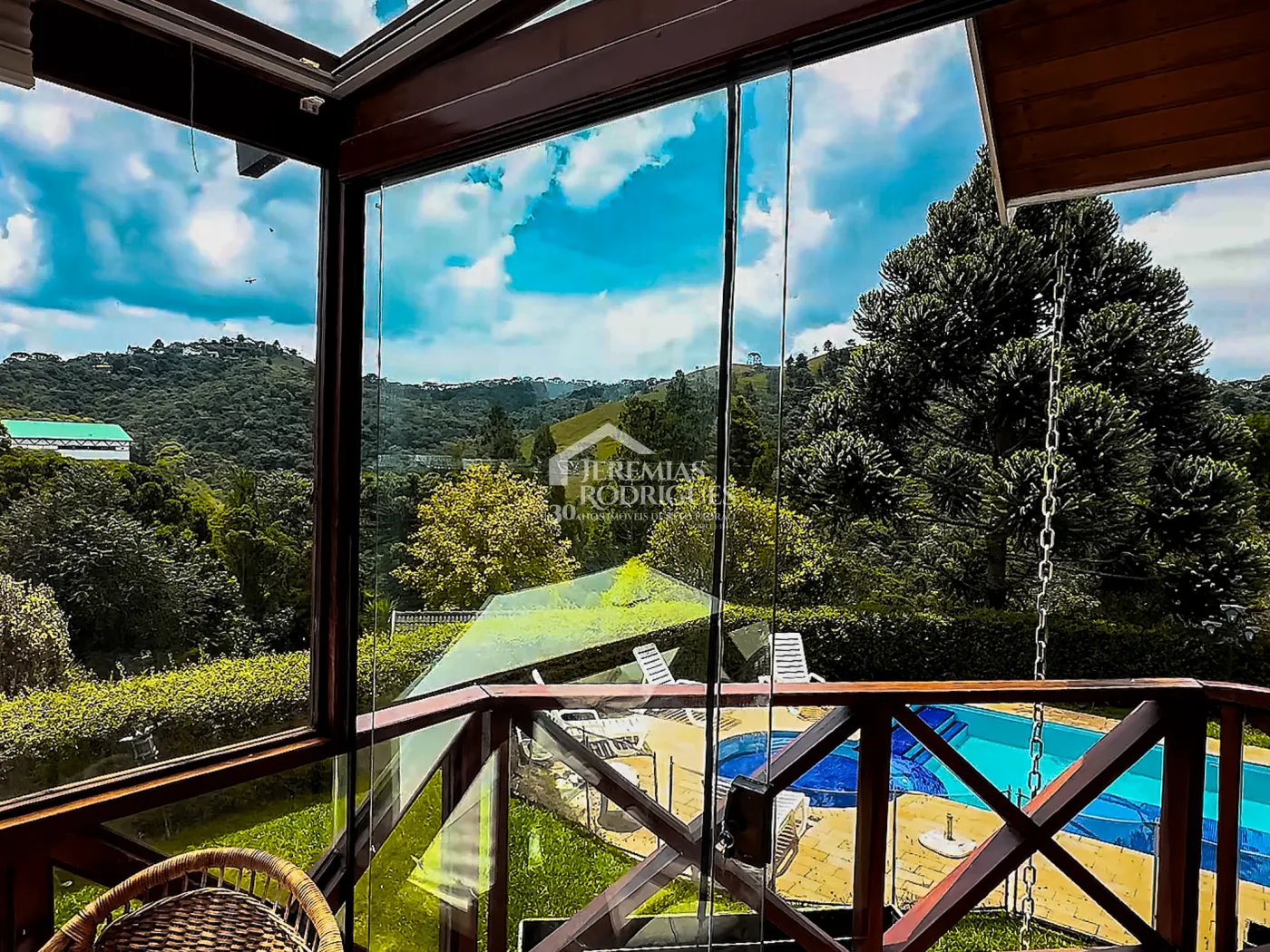 Casa à venda com 5 dormitórios no Condomínio Residencial Gran Ville em Campos do Jordão/SP.