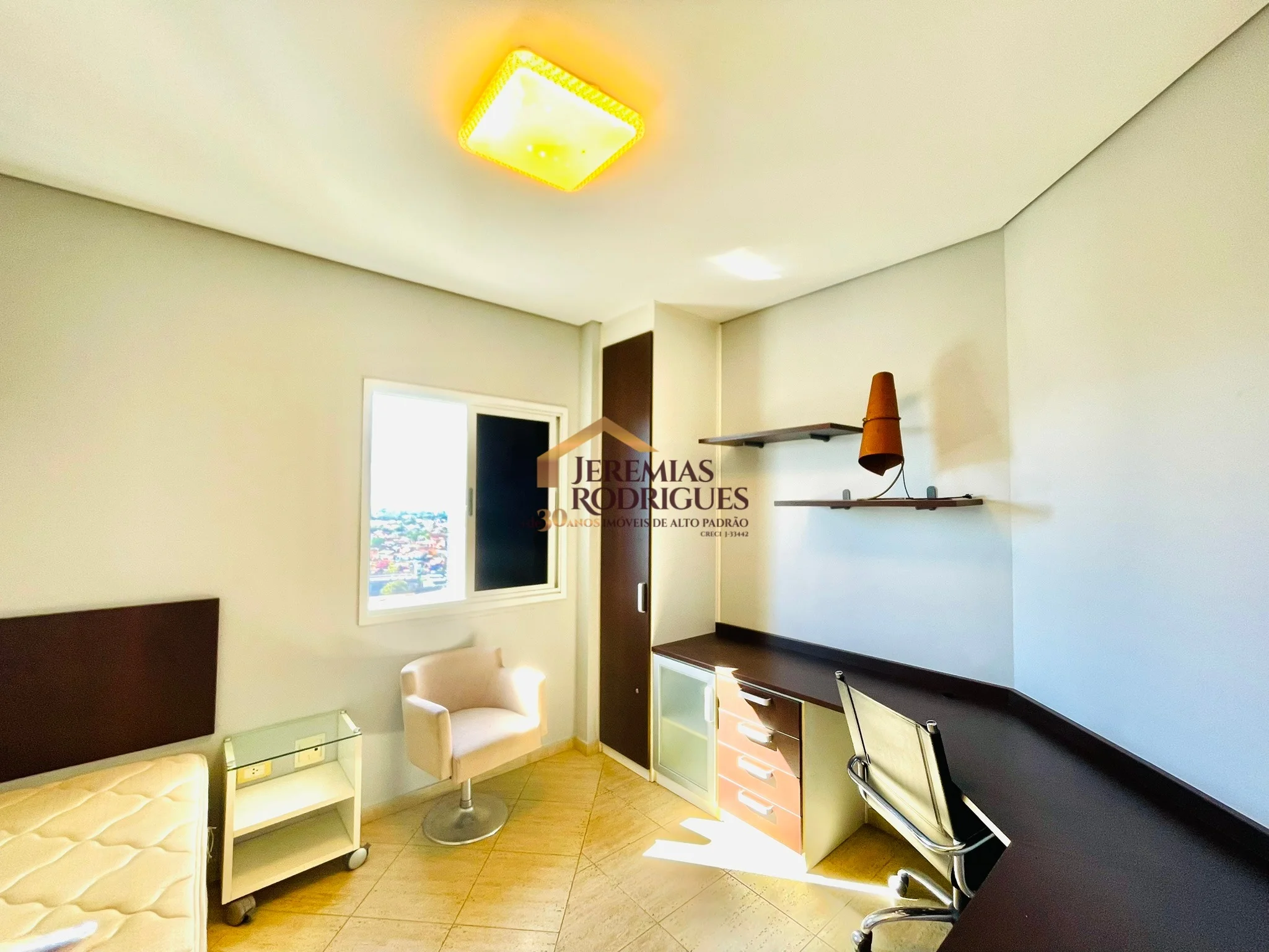 Cobertura Duplex semimobiliada para locação no Edifício Village Towers em Taubaté/SP.