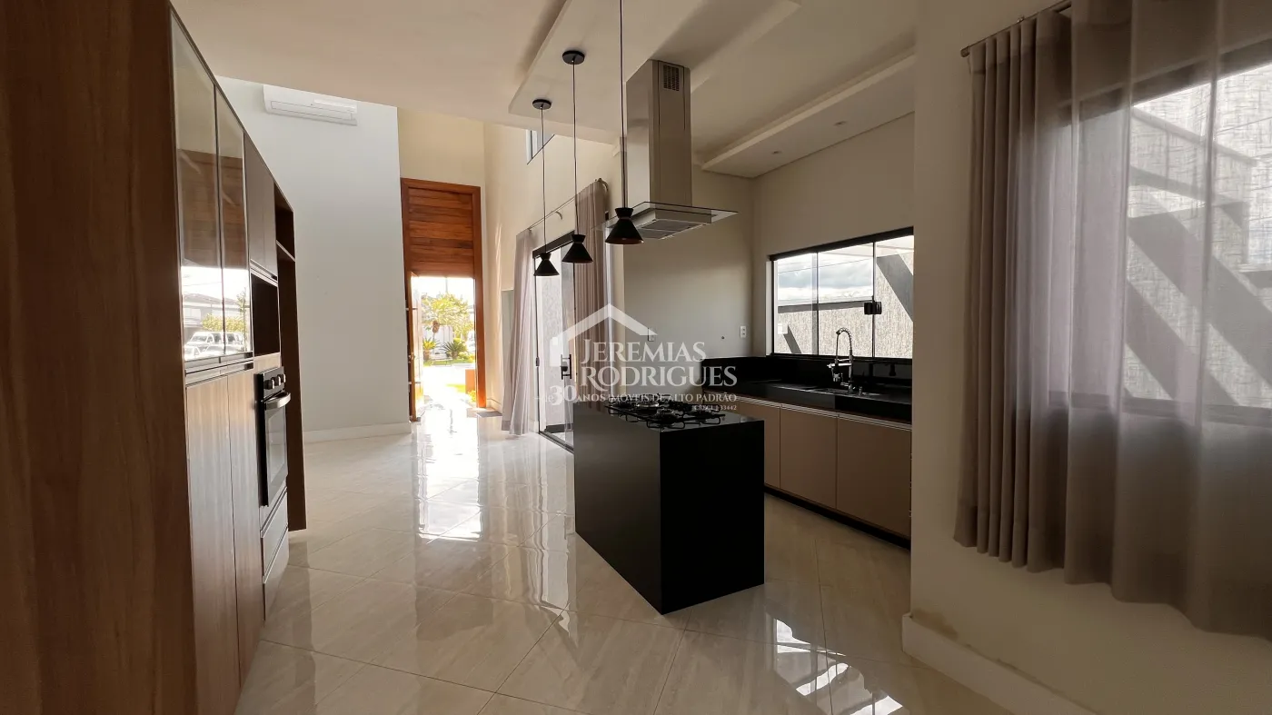 Casa à venda com 3 dormitórios no Condomínio Campos do Conde II em Tremembé/SP.