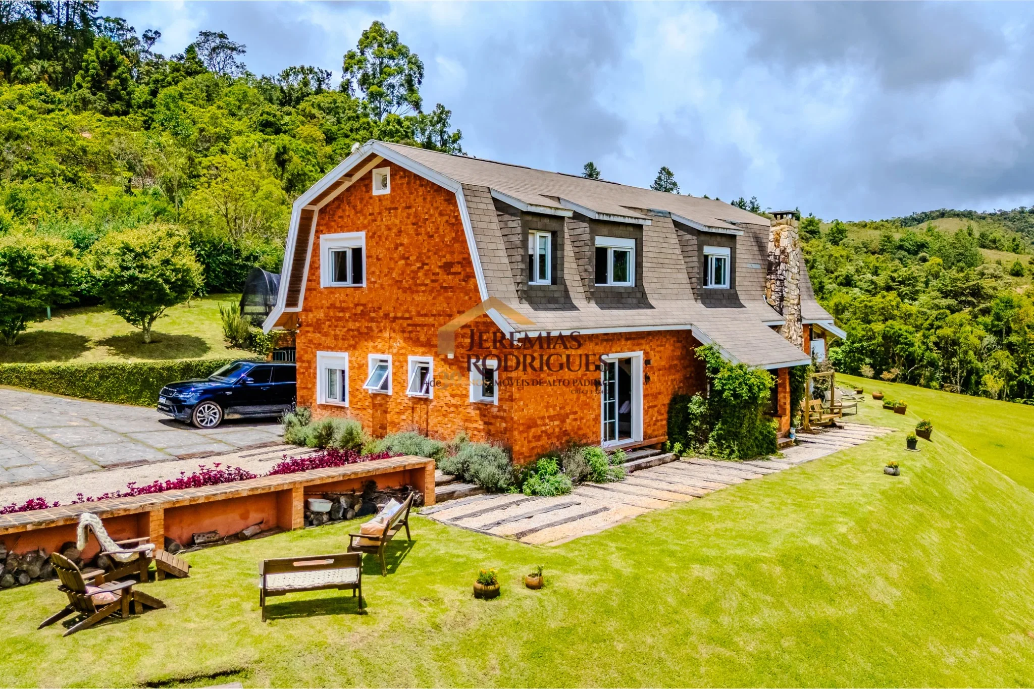 Casa estilo celeiro à venda com 4 suítes no Condomínio Umuarama em Campos do Jordão/SP. — foto 1