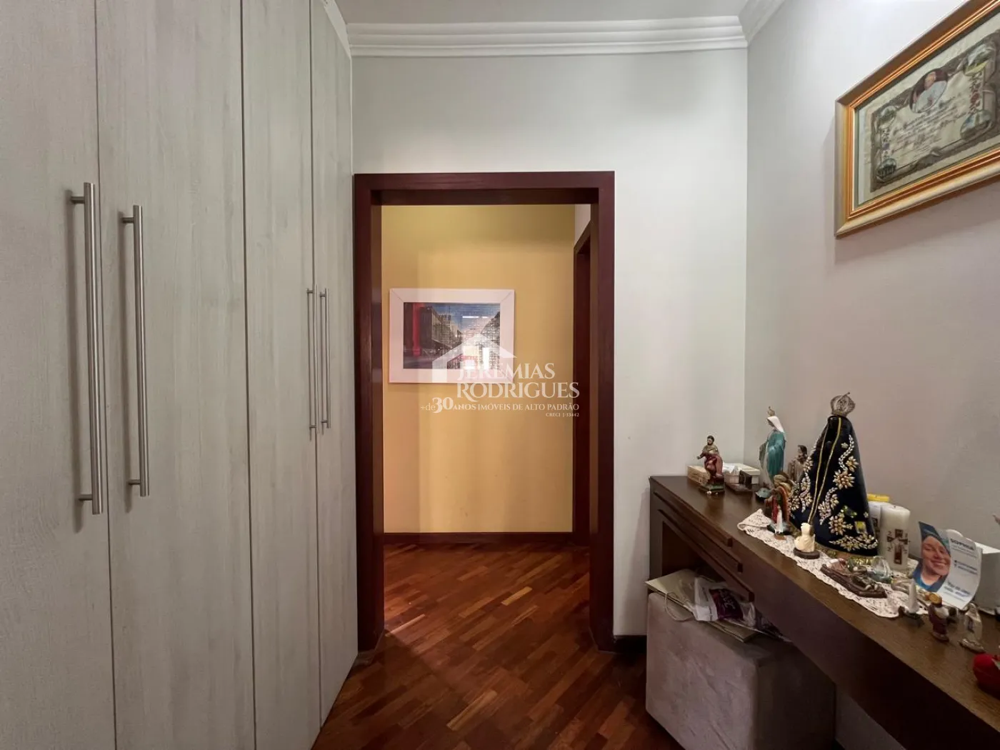 Casa à venda com 4 suítes no Condomínio Taubaté Village em Taubaté/SP.