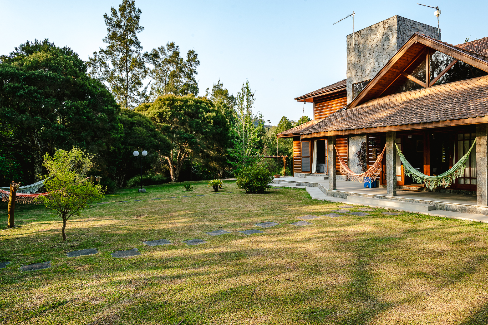 Casa à venda com 4 suítes no Condomínio Country Club em Santo Antônio do Pinhal/SP.