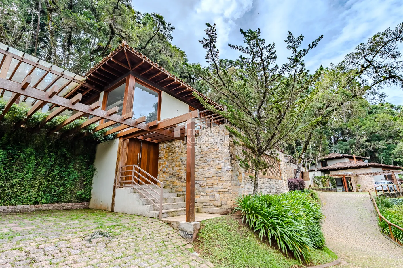 Casa para venda com 5 suítes no Condomínio Villandry em Campos do Jordão/SP