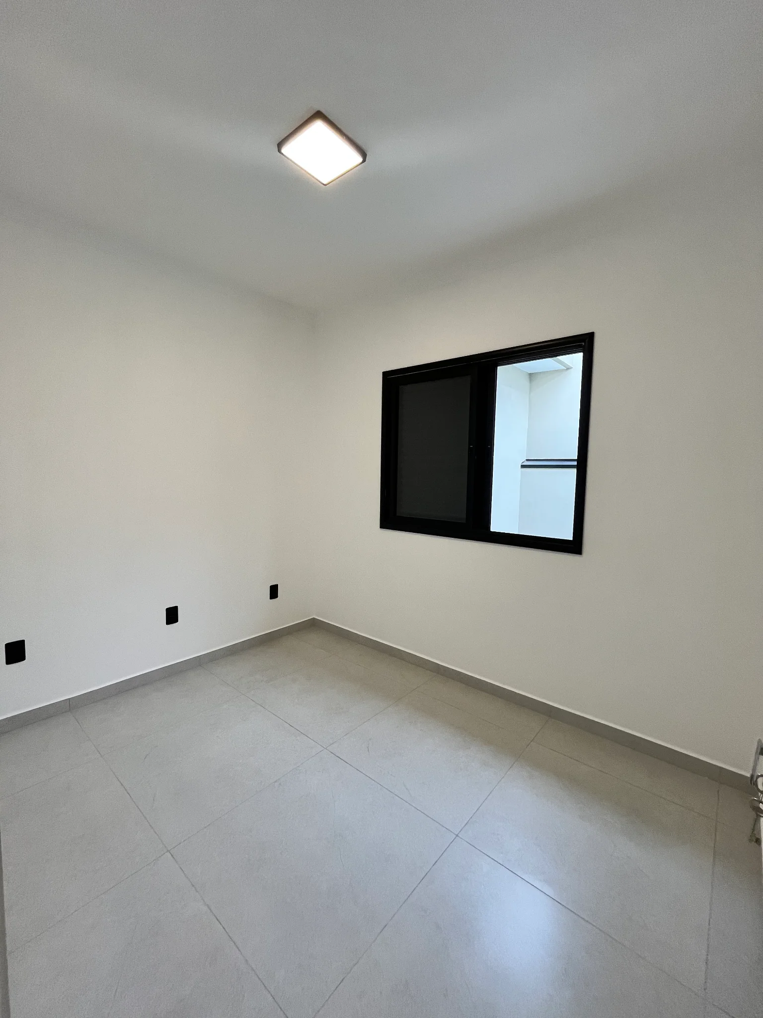 Casa térrea moderna com ilha gourmet à venda no Condomínio Laguna Residencial em Pindamonhangaba/SP