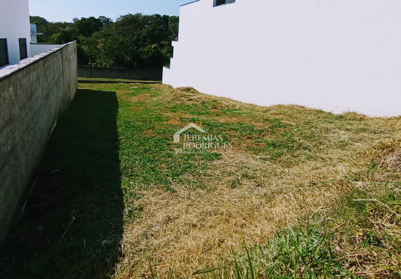 Terreno à venda com 332 m² no Condomínio Parque das Araucárias, em Tremembé/SP.