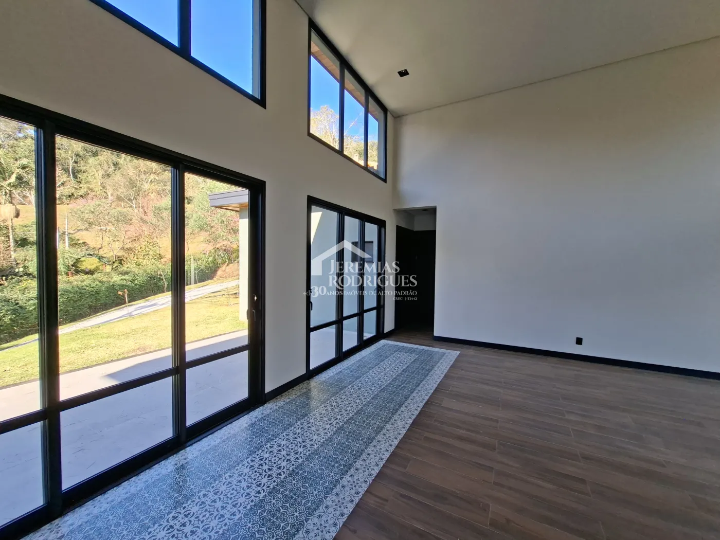 Casa à venda com 4 dormitórios, no Condomínio Parque da Mantiqueira em Santo Antônio do Pinhal/SP.