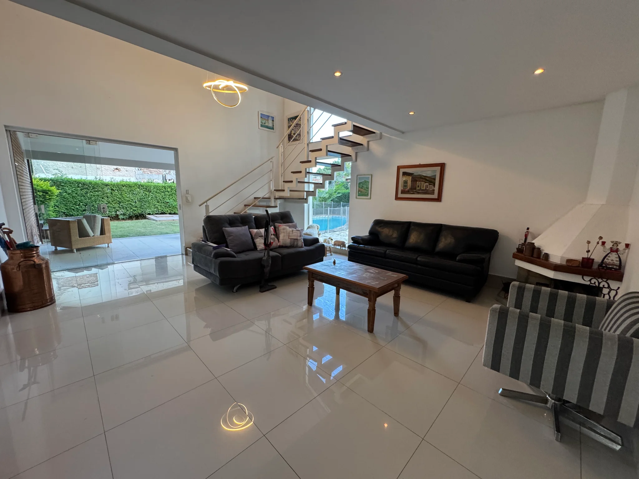 Casa à venda com 5 dormitórios no Condomínio Villlage Paineiras em Pindamonhangaba/SP. 