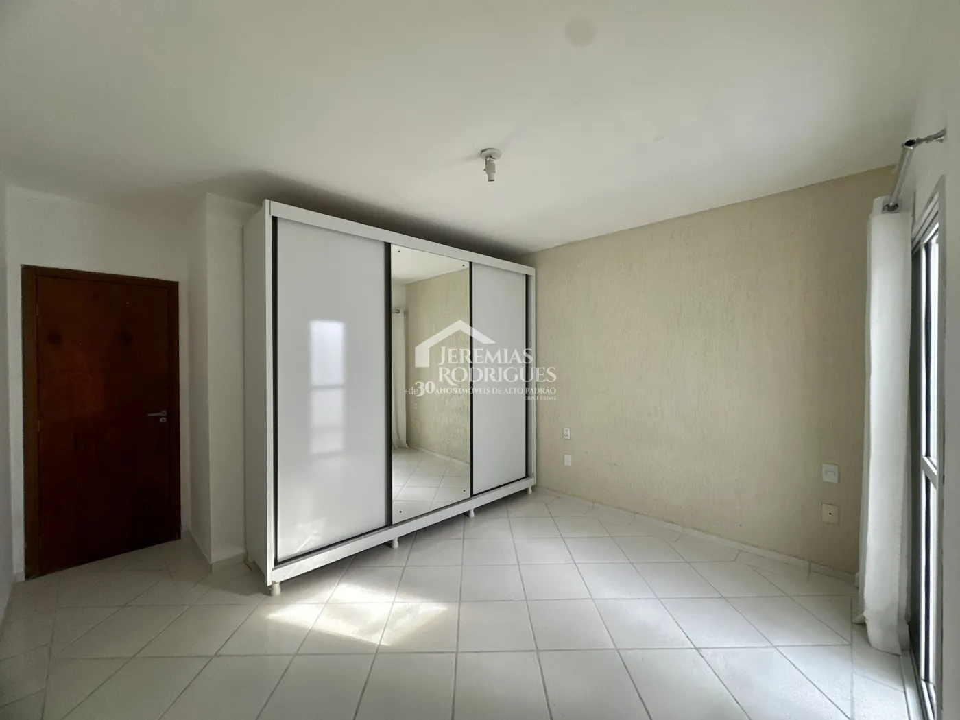 Casa para venda e locação com 4 dormitórios no Condomínio Alto dos Pinheiros em Taubaté/SP.