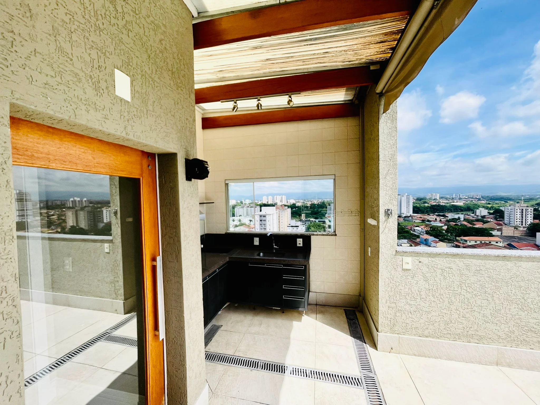 Cobertura duplex com 3 dormitórios no Condomínio Monte Castelo em  Taubaté/SP. 