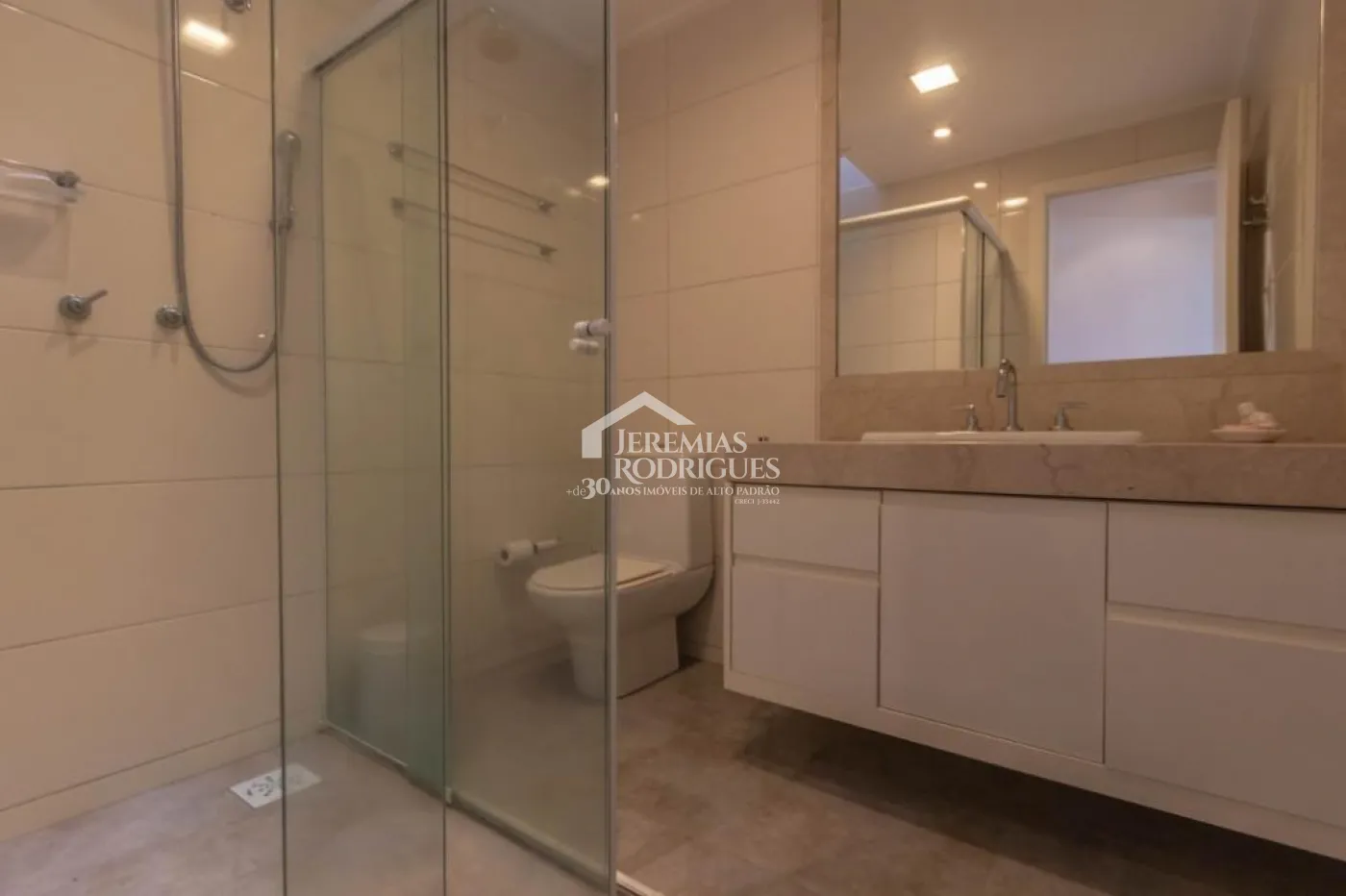 Casa para venda e locação com 4 suítes no Condomínio Chácaras Cataguá em Taubaté/SP