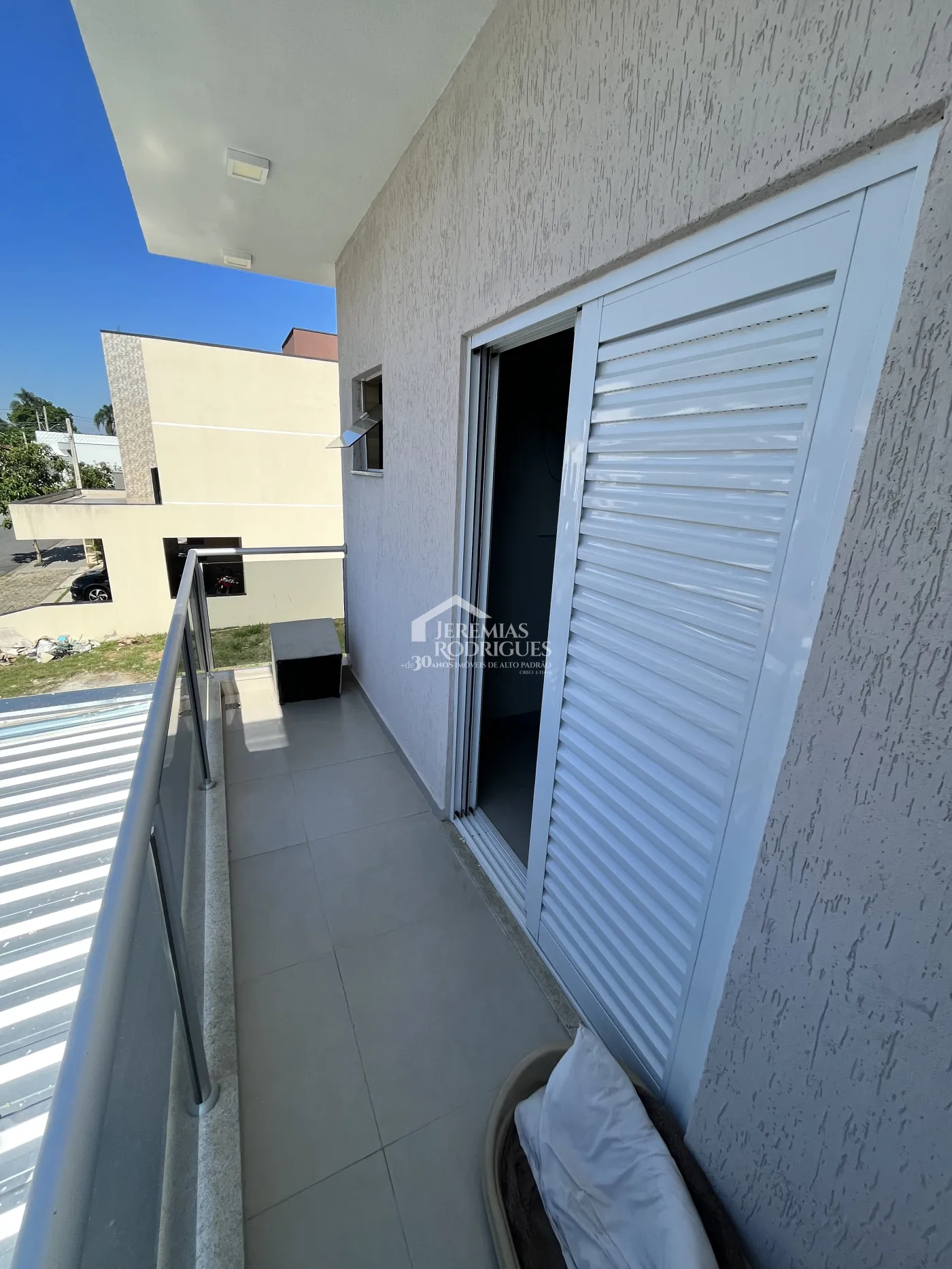 Casa assobradada à venda com 3 suítes no Condomínio Morada do Visconde em Tremembé /SP.