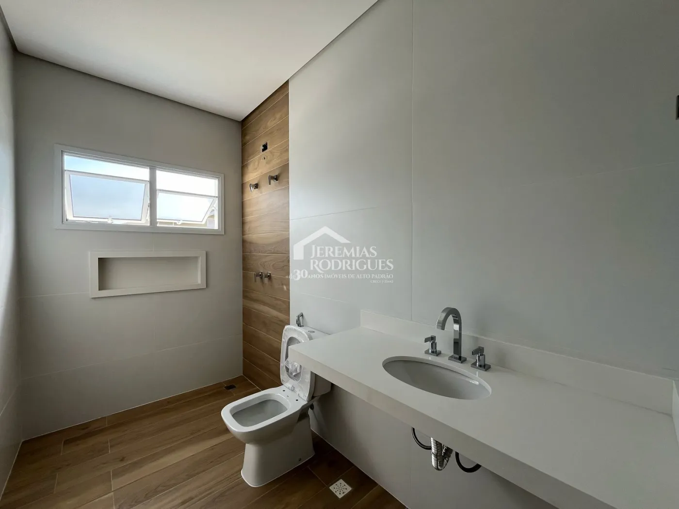 Casa à venda com 4 suítes no Condomínio Taubaté Village em Taubaté/SP.