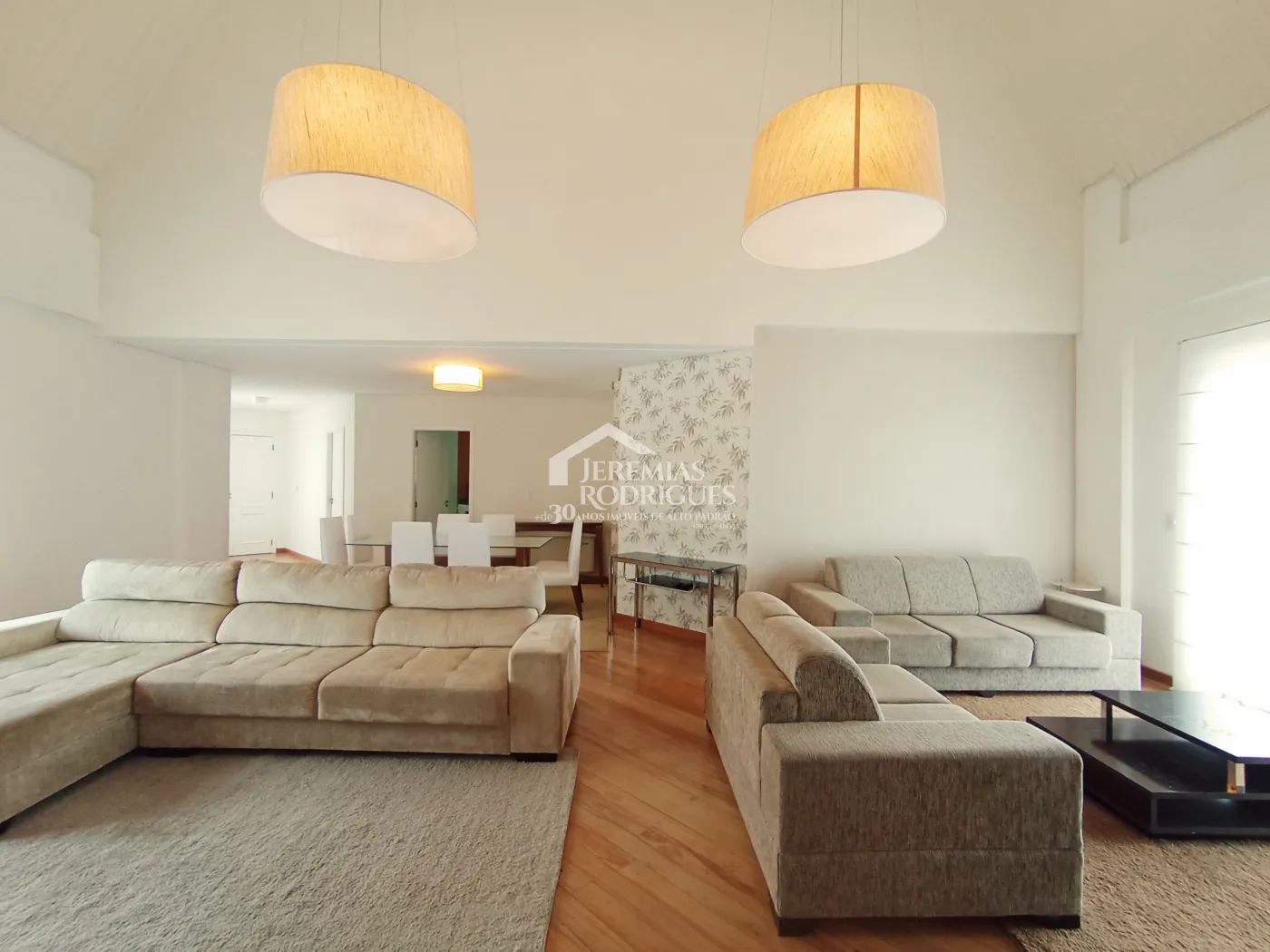 Apartamento duplex à venda com 4 suítes, 401 m² no Condomínio Chateau D Amboise em Campos do Jordão/SP.