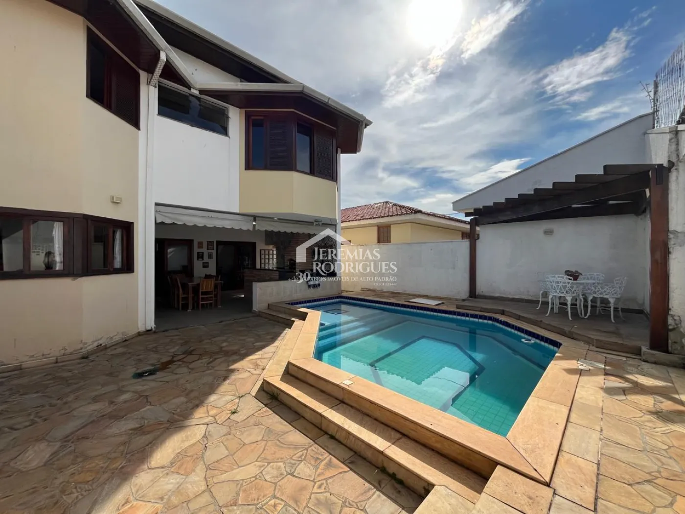 Casa à venda com 4 suítes no Condomínio Taubaté Village em Taubaté/SP.