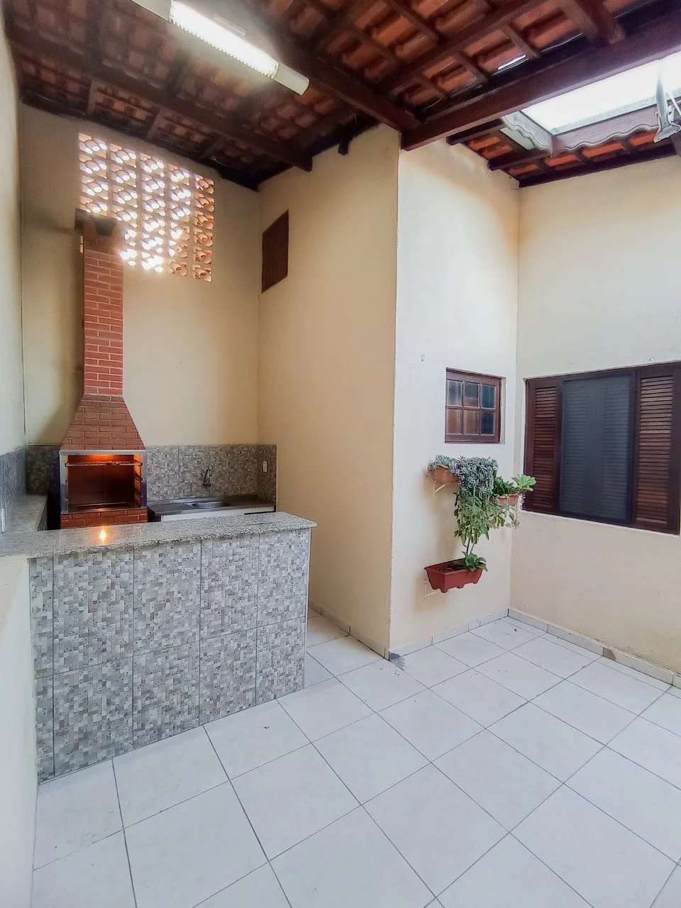 Casa para locação com 2 dormitórios no bairro Mombaça em Pindamonhangaba/SP. 