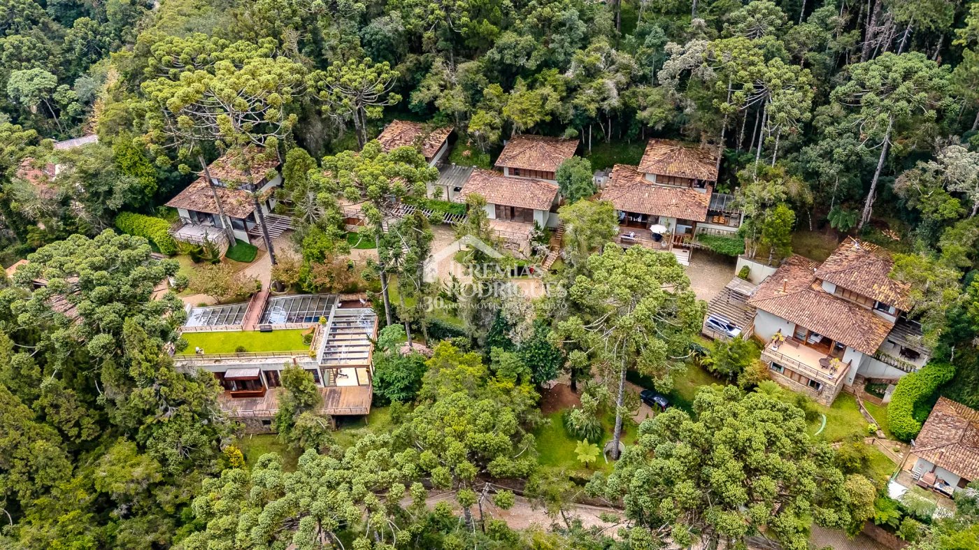 Casa para venda com 5 suítes no Condomínio Villandry em Campos do Jordão/SP