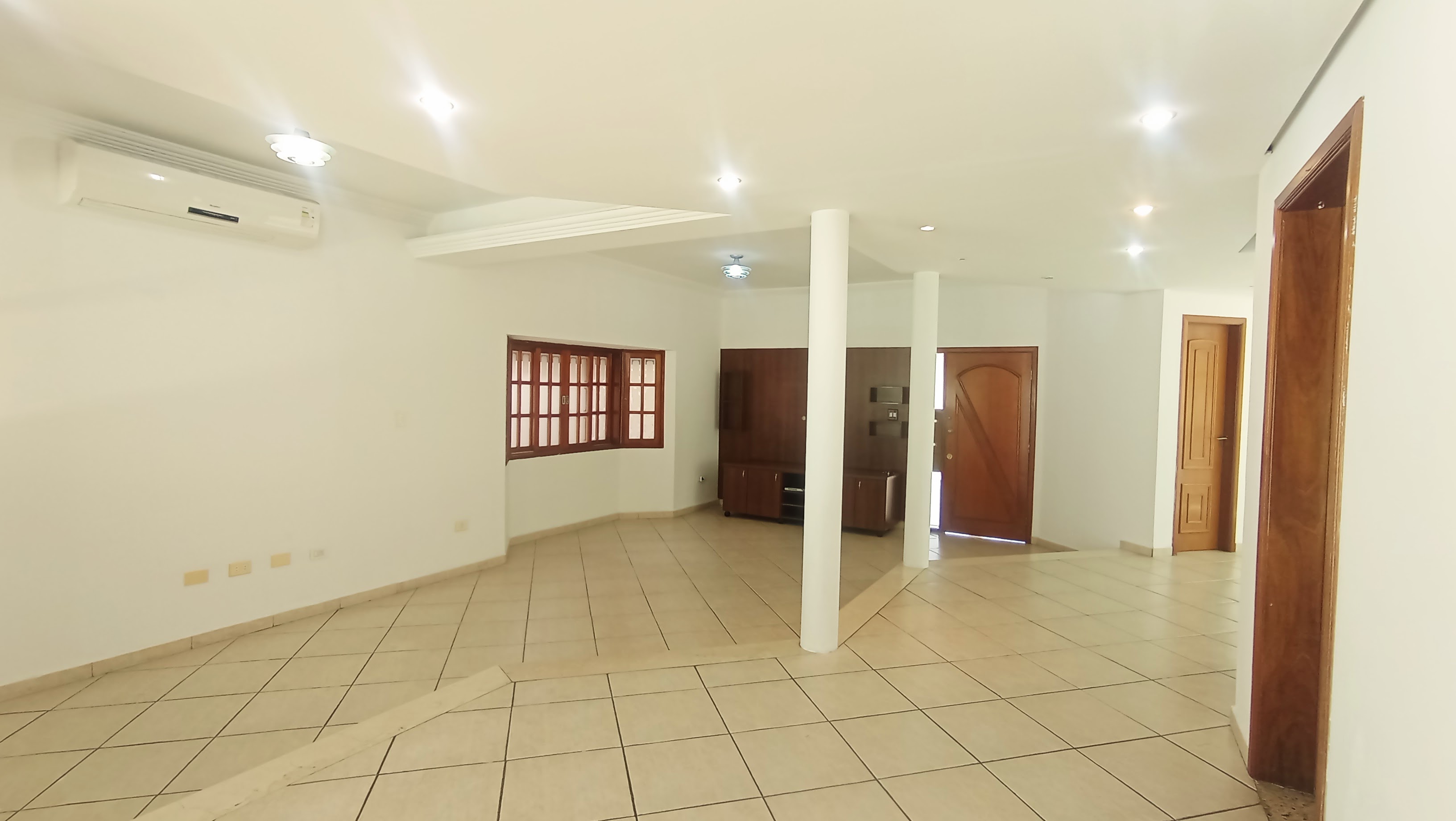 Casa à venda com 3 dormitórios no Condomínio Taubaté Village em Taubaté/SP.