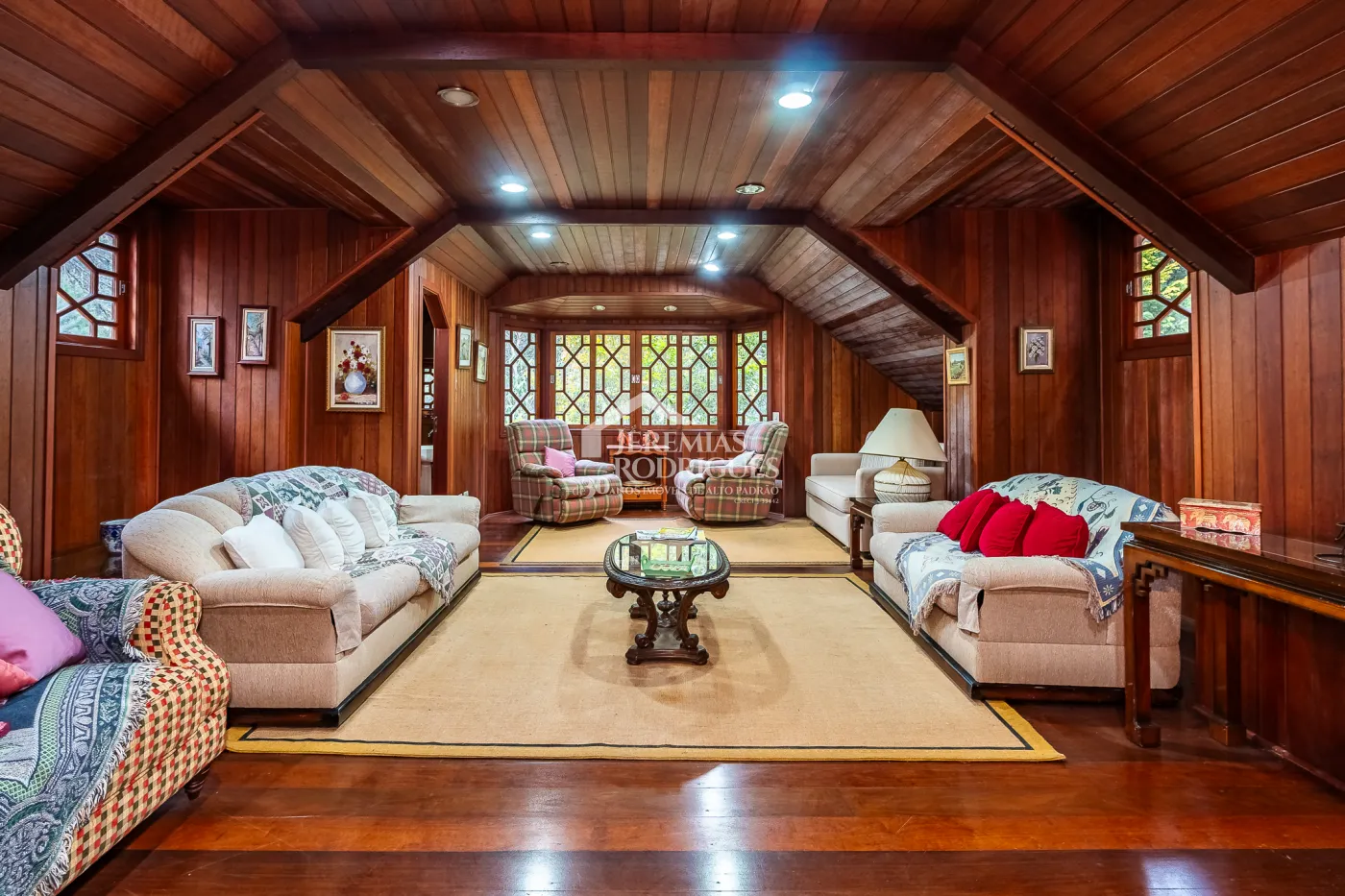 Casa com 7 dormitórios, 924 m² - Recanto das Araucárias - Campos do Jordão/SP