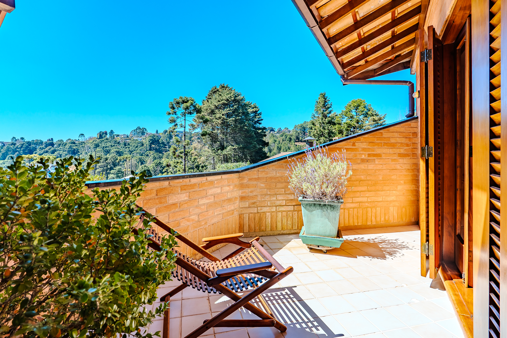 Mansão à venda com 7 suítes no Condomínio Vila Simonsen em Campos do Jordão/SP.