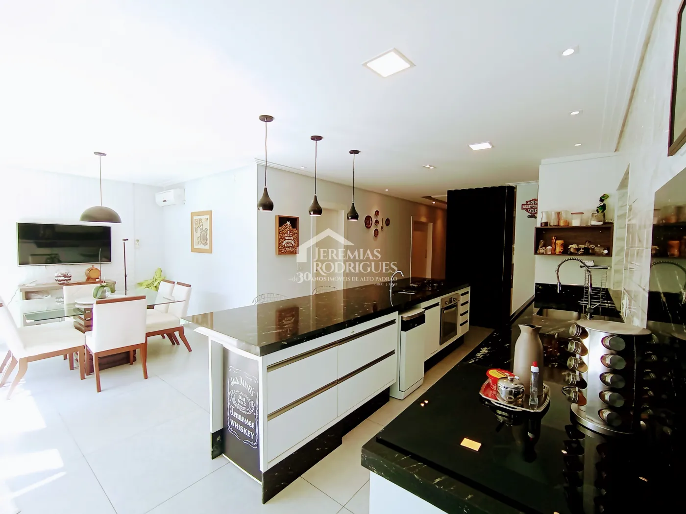 Casa à venda com 4 suítes no Condomínio Altos da Serra VI em São José dos Campos/SP